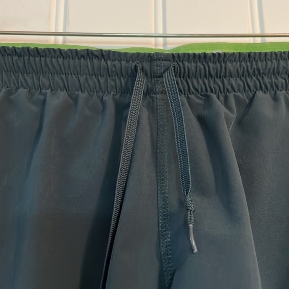 NiKE Running Live strong Shorts Size Medium - Picture 2 of 6